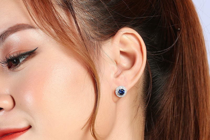 Điểm nổi bật là phần đá màu xanh thời thượng